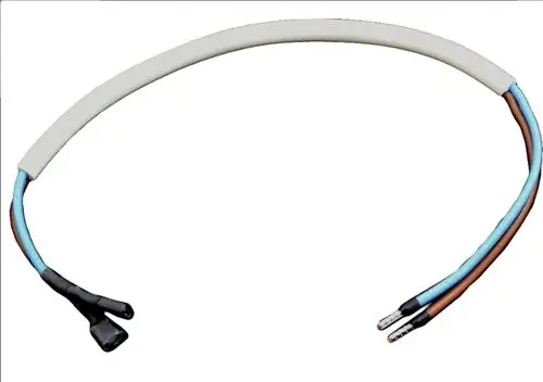 Kabel mit zwei Anschlussleitungen für STB, mit einer isolierten Ummantelung in Grau, gefertigt von Wolf. Vorne zwei Stecker für den Anschluss.